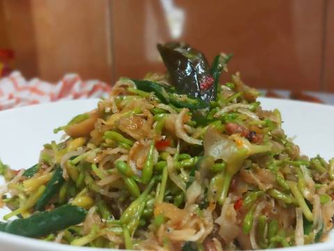 Tumis Bunga Pepaya Teri recipe step 4 photo