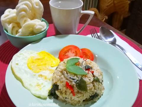 Nasi goreng teri kemangi