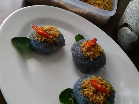 Ketan serundeng biru recipe step 5 photo