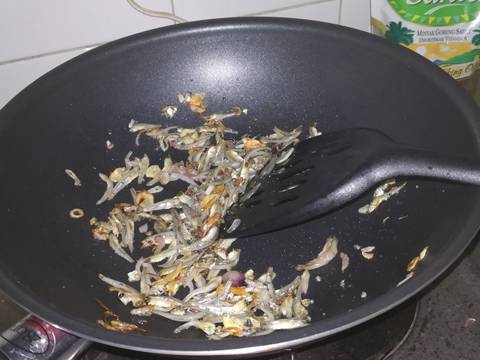 Nasi goreng teri kemangi