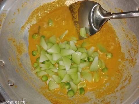 Santan Kuning Udang dan Labu Siam recipe step 3 photo