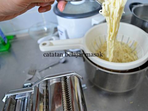 Mie Buatan Sendiri yang Jempolan recipe step 12 photo
