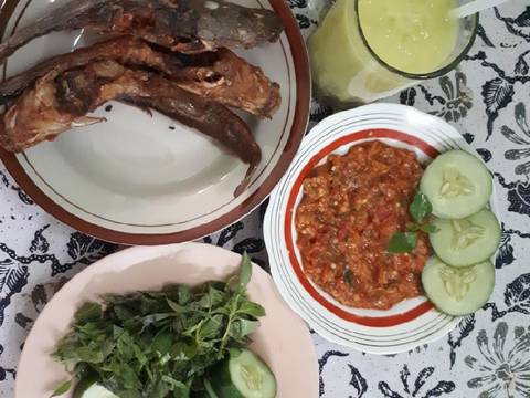 Sambal trasi pecel lele recipe step 7 photo