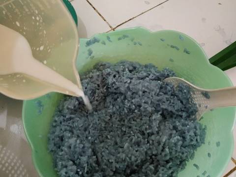 Ketan serundeng biru recipe step 3 photo