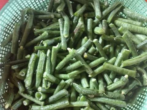 Oseng kacang panjang kuah bumbu bacem pedas manis recipe step 1 photo