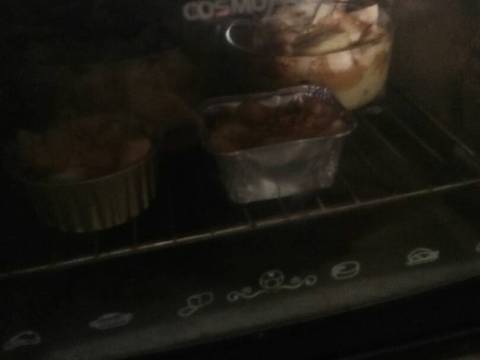 BreadPuding Apel Nougat Pandan dan saus pandan