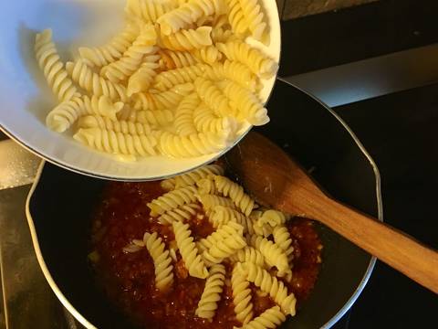 Fusilli bolognaise