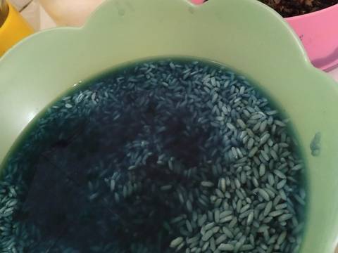 Ketan serundeng biru recipe step 1 photo