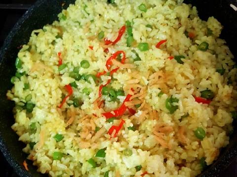 Nasi goreng kunyit dan ikan teri #Seninsemangat