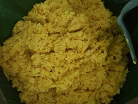 Ketan kuning serundeng