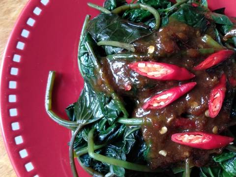 Sambel Brambang Asem Lalap Kangkung Daun Ubi recipe step 4 photo