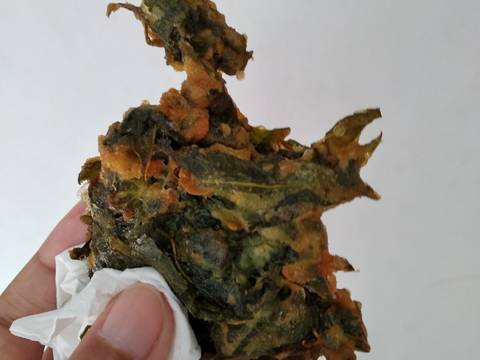 Bakwan Daun Singkong, kriuk di luar empuk di dalam🌿