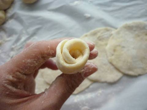 Roti kukus ubi kuning bentuk mawar alias pao/bakpao recipe step 6 photo