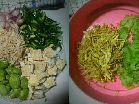 Tumis Pare Bunga Pepaya Rebon recipe step 2 photo