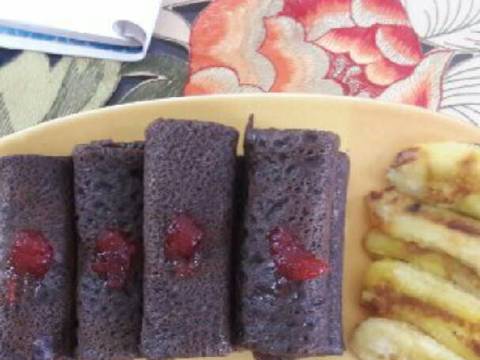 Resep Dadar  gulung  coklat  isi pisang  strawberry oleh 