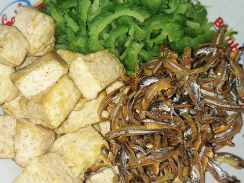 Tumis Pare, Tahu, dan Ikan Teri recipe step 2 photo