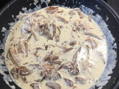 Ayam masak cream jamur (Supremes de poulet aux champignons) France cuisine recipe step 6 photo