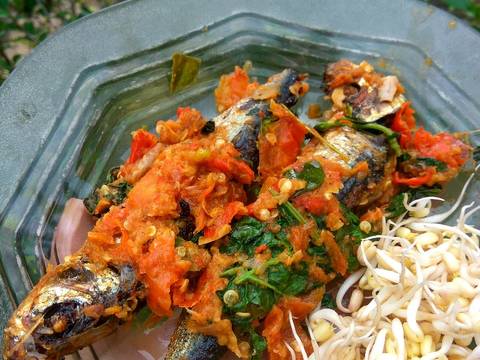 Ikan Pindang daun kemangi lalap toge recipe step 5 photo