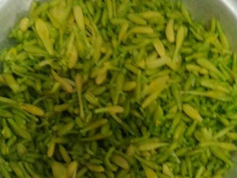 Tumis bunga pepaya+buncis+wortel recipe step 1 photo