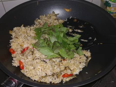 Nasi goreng teri kemangi