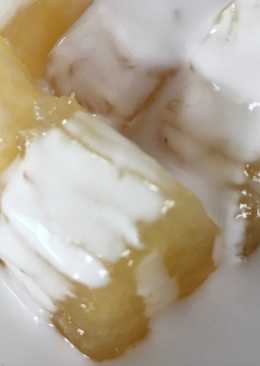 มันสำปะหลังเชื่อม ขนมหวานของไทย รสหวาน เนื้อนุ่มหนึบ ราดด้วยกะทิ รสเค็มมัน