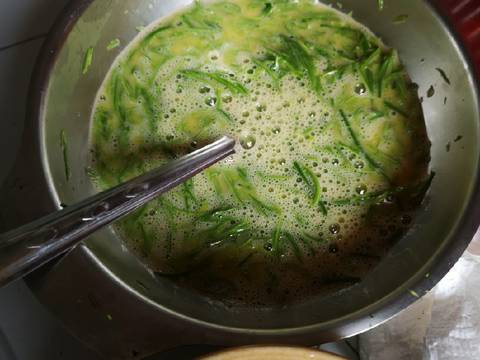 แกงส้มไข่ชะอมกุ้ง แบบเด็กหอ recipe step 2 photo