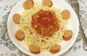 Mì Spaghetti sốt thịt bằm và xúc xích
