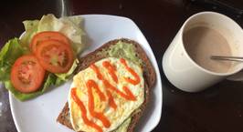 Hình ảnh món Bữa sáng lành mạnh gọn lẹ với sanwich bơ và socola nóng