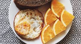 Hình ảnh món Eatclean: ăn sáng với trứng gà và bánh mì đen