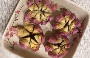 Lotus Flaky Moon Cakes (Bánh trung thu ngàn lớp hình hoa sen chay)