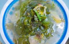 Canh thịt gà nấu với lá giang