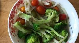 Hình ảnh món Món salad súp lơ xanh, cà chua bi tốt cho sức khỏe và chuẩn bị ăn kiêng