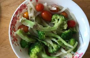 Món salad súp lơ xanh, cà chua bi tốt cho sức khỏe và chuẩn bị ăn kiêng
