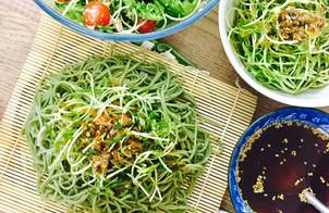 Bữa ăn xanh: mì soba lạnh và salad cá ngừ rau mầm