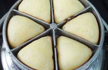 Bánh bông lan tam giác