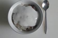 Sweet sticky rice congee with coconut cream. Chè đậu trắng nước dừa nấu bằng lò vi sóng