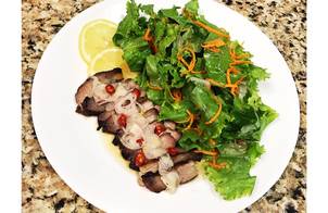 Salad thịt heo nướng kiểu Thái ?