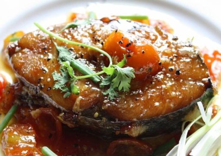khúc cà thu sốt cà chua màu đỏ, rau mùi, hạt tiêu