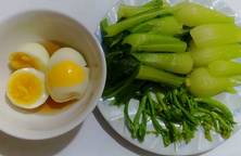 Đơn giản cải luộc chấm trứng
