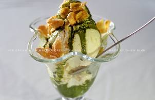 Ice cream with Matcha green tea sauce