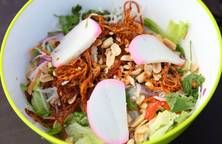 Salad chả cá kamaboko kiểu Việt Nam