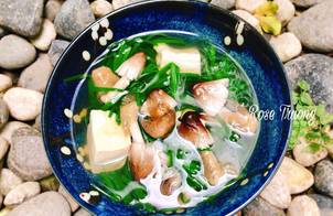 Canh Hẹ Nấu Đậu Hủ Nấm Rơm