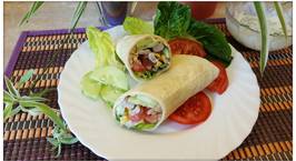 Hình ảnh món #cleaneating wraps với thịt heo, salad và sốt sữa chua dưa leo