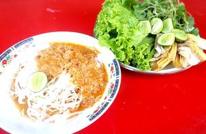 Mee kati–thai rice noodles in coconut milk