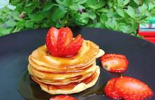 Pancake Dâu Tươi Mật Ong