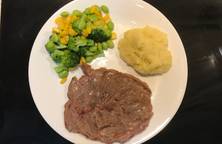 Bò bít tết kèm rau củ và khoai tây nghiền