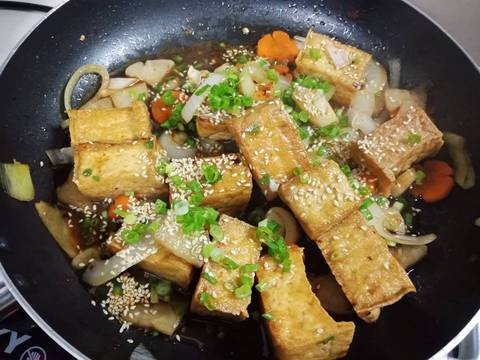 ĐẬU HỦ XÀO RAU CỦ SỐT TERIYAKI (Teriyaki tofu to yasai) recipe step 2 photo