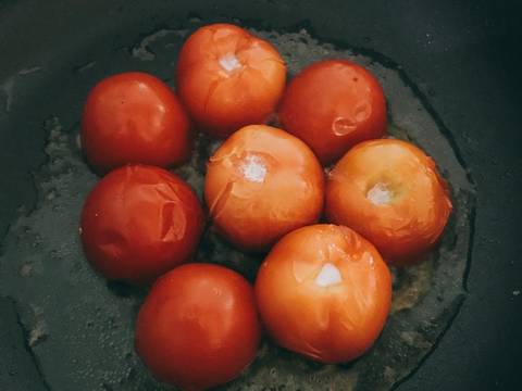 Lần đầu làm chuyện ấy.. Cà chua 🍅 nhồi thịt😬 recipe step 3 photo