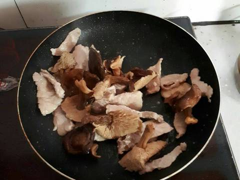 Thịt lợn xào nấm hương khô recipe step 4 photo