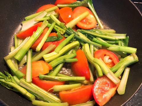 Thịt heo 🐷 ba rọi xào cà chua 🍅 và cải ngồng 🥬 recipe step 3 photo